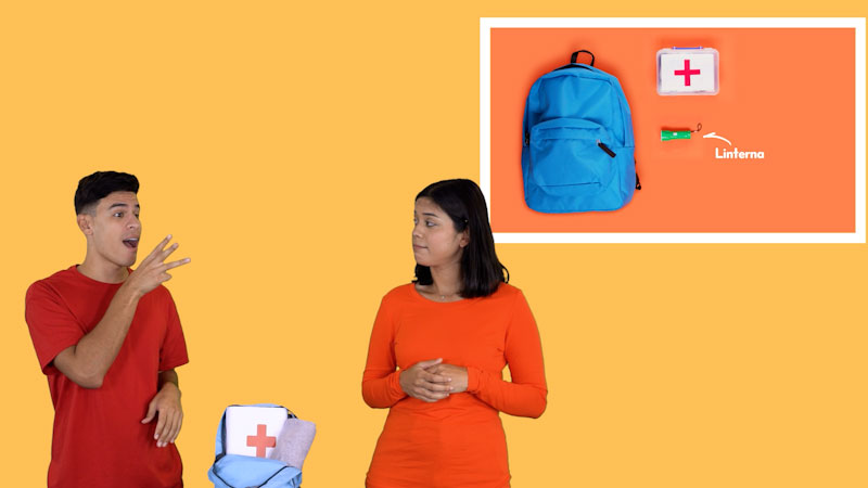 Still image from: Plaza Sésamo in ASL: Mae y Elmo se preparan para cualquier desastre natural (Spanish)