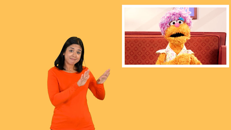 Still image from: Plaza Sésamo in ASL: Mae te dice qué hacer después de un desastre natural con tus hijos (Spanish)