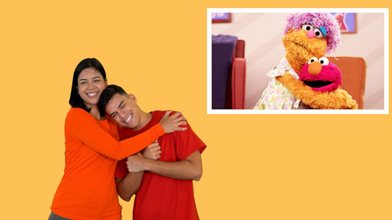 Still image from: Plaza Sésamo in ASL: Mae hace sentir tranquilo a Elmo después de un día difícil (Spanish)