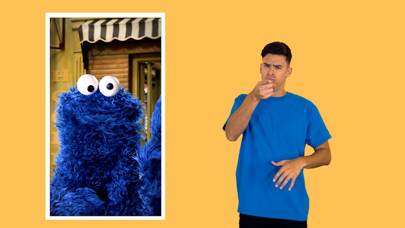 Still image from: Plaza Sésamo in ASL: Comegalletas te tiene un mensaje especial para ti (Spanish)
