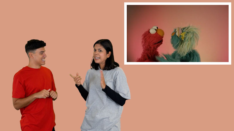 Still image from: Plaza Sésamo in ASL: Abrazándose (Spanish)