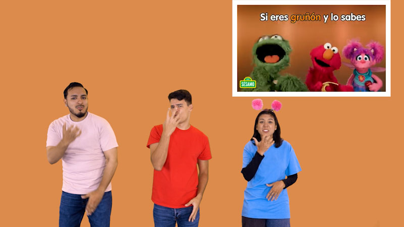 Still image from: Plaza Sésamo in ASL: Canta con Elmo, Abby y Oscar "Si eres gruñón y lo sabes" - ¡Cantemos juntos! (Spanish)