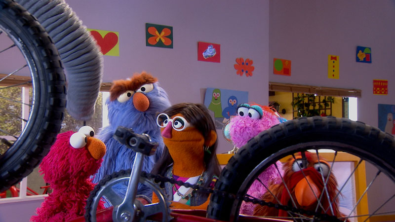 Still image from: Plaza Sésamo: Monstruos en Red - La Bici (Spanish)