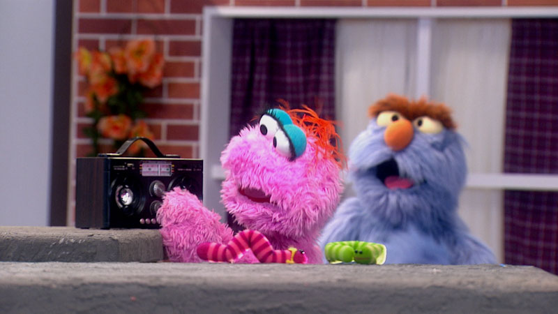 Still image from: Plaza Sésamo: Monstruos en Red - Adivina esta Cancion